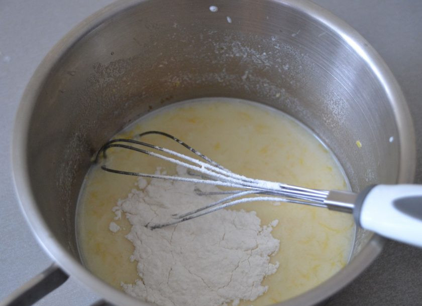 1. Этап. Лимонные эклеры: Всыпьте муку, размешайте, варите до загустения.