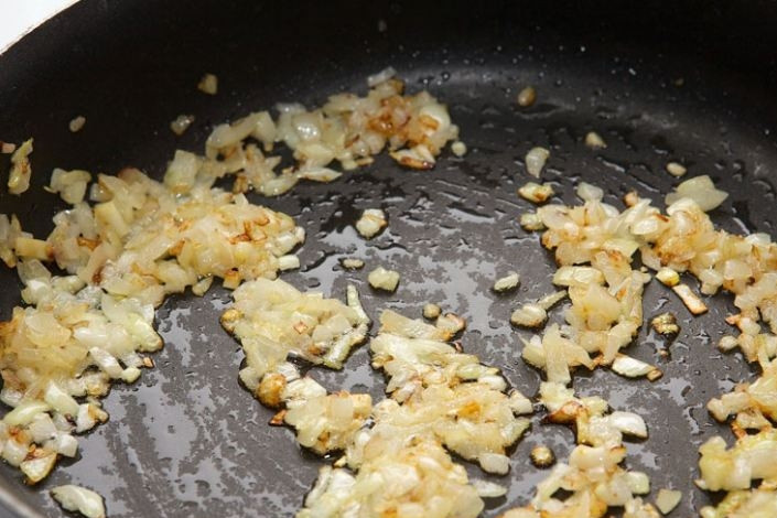 1. Этап. Белые щи: 3. В сковороде на растительном масле обжарьте нарезаный лук до золотистости.