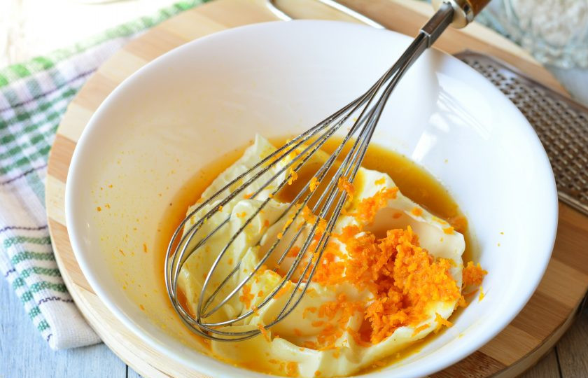 1. Этап. Пышный кулич: Добавьте тертую цедру апельсина.