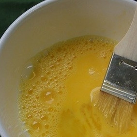 1. Этап. Запеченное яблоко в слоеном тесте: Яйцо взбиваем с одной столовой ложкой воды.