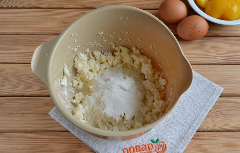 1. Этап. Персиковый пирог: 3. Всыпьте муку и разрыхлитель, продолжайте смешивать ингредиенты миксером.