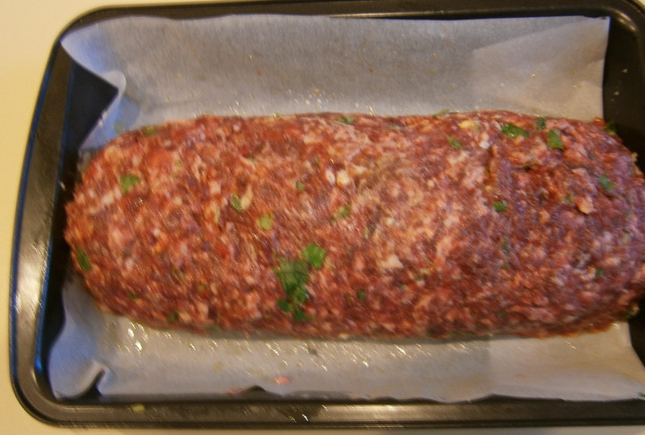 1. Этап. Мясной рулет из лосятины: Аккуратно скручиваем полотенце, формируя из фарша рулет. Выкладываем рулет на противень, застеленный бумагой для выпечки, смазанной маслом.