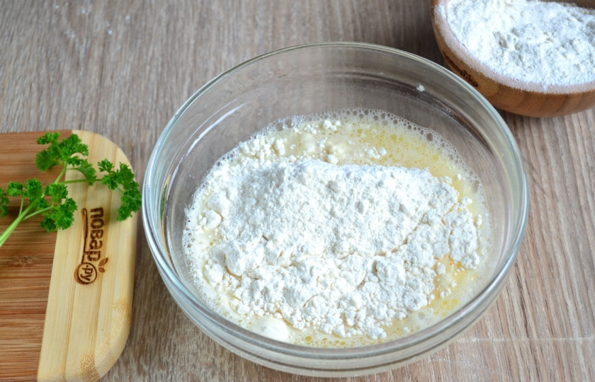 1. Этап. Чебуреки классические: Всыпьте туда два с половиной стакана муки.