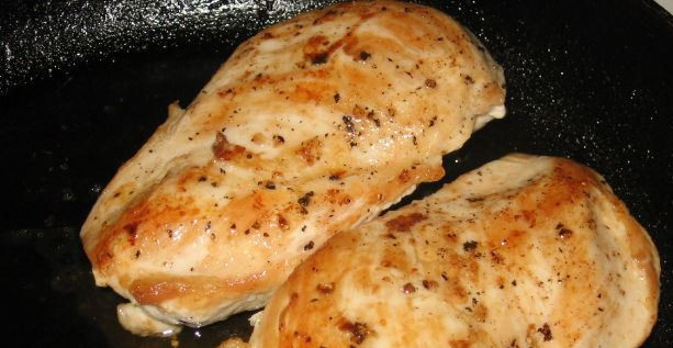 1. Этап. Курица в соевом соусе: 5. Курицу вместе с остатками маринада поджариваем в растительном масле.