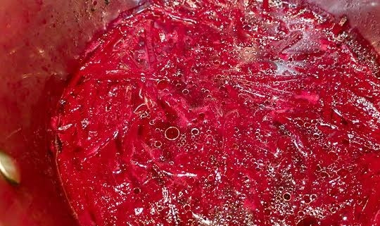 1. Этап. Борщ сибирский: 5. Выложите ее в небольшой сотейник, залейте водой или бульон и отправьте на огонь минут на 20.