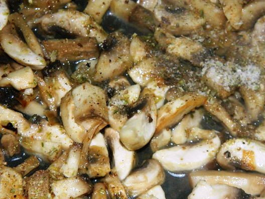 1. Этап. Салат Подсолнух с грибами: Порежьте грибы и также обжарьте в течение 10 минут.