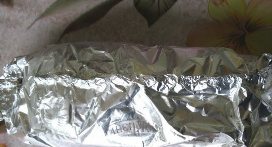 1. Этап. Говядина в фольге: Выкладываем промаринованное мясо на фольгу, смазанную растительным маслом, плотно заворачиваем его. Отправляем говядину в фольге в разогретую до 200-220 градусов духовку на 10-15 минут.