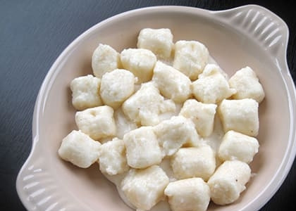 1. Этап. Сырные ньокки: Сверху выложите равномерным слоем отваренные ньокки.