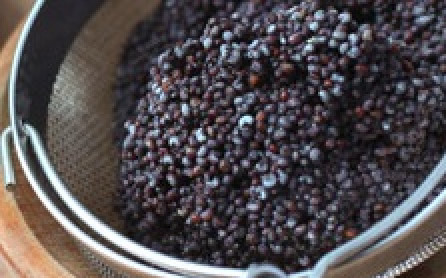 1. Этап. Кутья с изюмом: Процедите мак через сито. Большую часть воды слейте, немного оставьте.