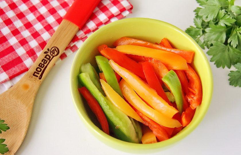 1. Этап. Салат Бакат: Болгарский перец очистите от семян, промойте и нарежьте соломкой.