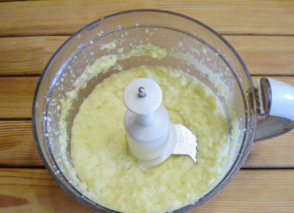 1. Этап. Драники рецепт классический: 3. Получаем однородную массу. Откиньте на марлю картофель, пусть стечет лишний сок.