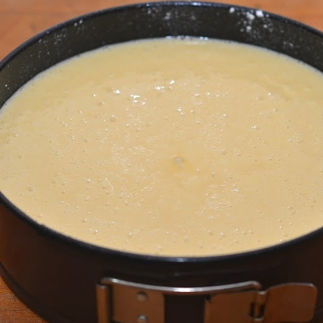 1. Этап. Бисквит Нежность: Получившуюся массу взбиваем до однородности. Берем съемную форму, слегка присыпаем мукой и смазываем маслецом. Выливаем в нее тесто, ставим в духовку, разогретую до 180 градусов, и запекаем 45-55 минут.