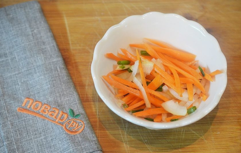 1. Этап. Огурцы по-корейски на закуску: 4. Все перемешайте, добавьте перец, паприку, сахар, соевый соус.