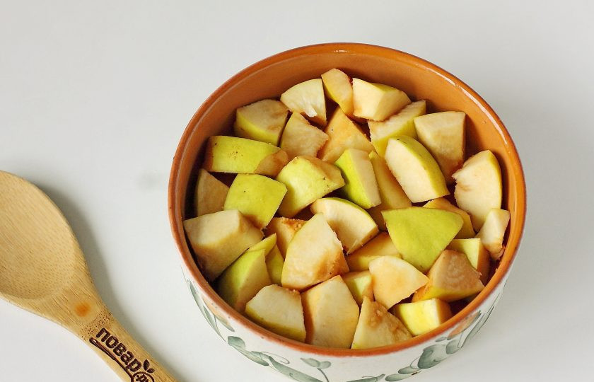 1. Этап. Запеченная айва с медом: Айву помойте, вытрите насухо и разрежьте каждый плод на две половинки. Удалите семенную коробку и нарежьте айву кубиками. Переложите в форму для запекания ровным слоем.