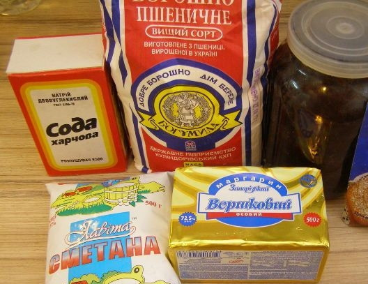 1. Этап. Печенье Рогалики с повидлом: 1. На основе песочного теста получаются великолепные рогалики, которые великолепно сочетаются с повидлом. Песочное тесто готовится достаточно легко. Итак, приступим...