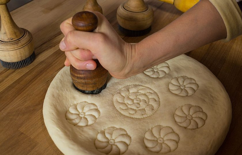 1. Этап. Лепешки из тандыра в духовке: Когда тесто подойдет, формируем из него колбаску и делим ее на три части. Каждую скатываем в шар и формируем лепешку. В центре делаем выемки специальным штампом.