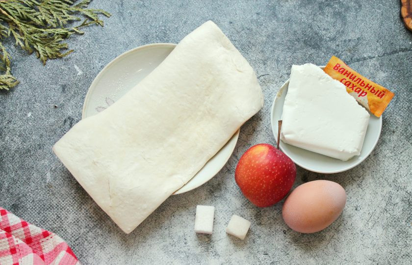 1. Этап. Булочки из слоеного теста с творогом и яблоком: Подготовьте все необходимые ингредиенты для приготовления слоеных булочек с творогом и яблоками. Яблоки вымойте и обсушите, слоеное тесто разморозьте.