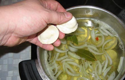 1. Этап. Пельмени с бульоном: 5. Ставим на огонь, доводим до кипения, уменьшаем огонь и добавим пельмени.