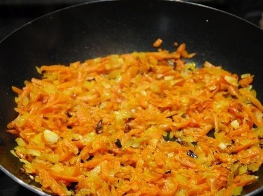 1. Этап. Салат с грибами, курицей: 3. Выложите на сковороду с разогретым растительным маслом и жарьте овощи до золотистого цвета.