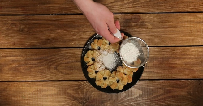 1. Этап. Кольца ананасов в тесте: 4. Посыпаем сахарной пудрой и подаем к столу. Приятного аппетита!