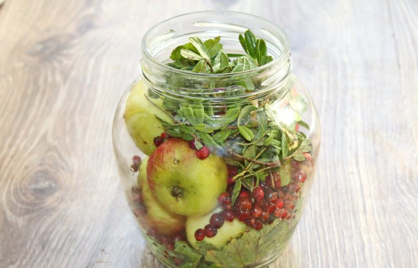 1. Этап. Моченые яблоки с брусникой: Выложите сверху оставшиеся веточки и листья.