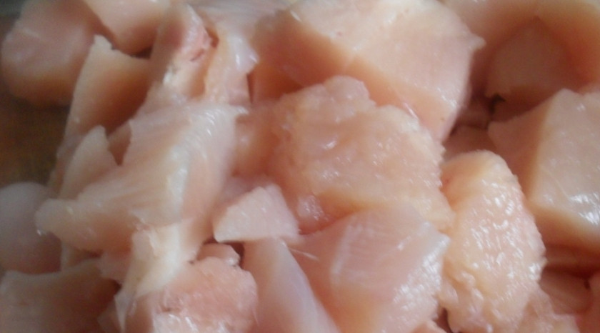 1. Этап. Гуляш из филе индейки: 2. Дальше добавим индейку и еще немного обжарим, пока мясо не побелеет. Специи добавьте по вкусу.