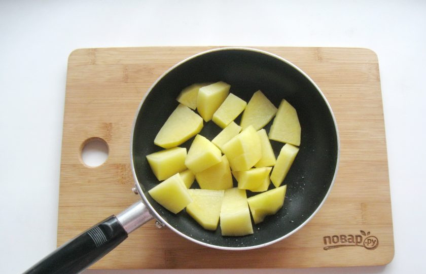 1. Этап. Суп Пашкет: Картофель очистите, помойте и нарежьте. Выложите на горячую сковороду с подсолнечным маслом.