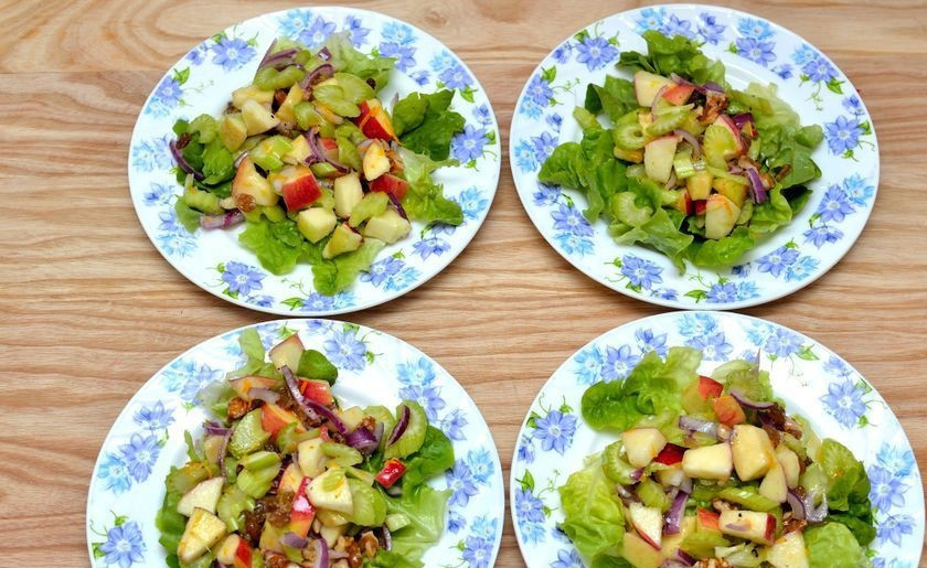 1. Этап. Салат с сельдереем стеблевым: Салат можно подавать сразу же, но лучше оставить его на полчаса в холодильнике, чтобы он пропитался. Приятной дегустации!