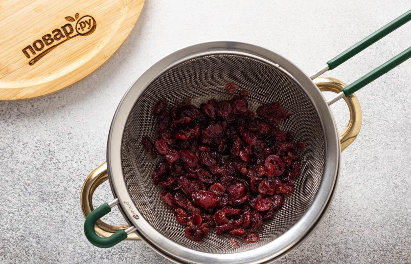 1. Этап. Компот из сушеной клюквы: Клюкву промойте несколько раз в тёплой воде. Откиньте на сито и дайте стечь воде.