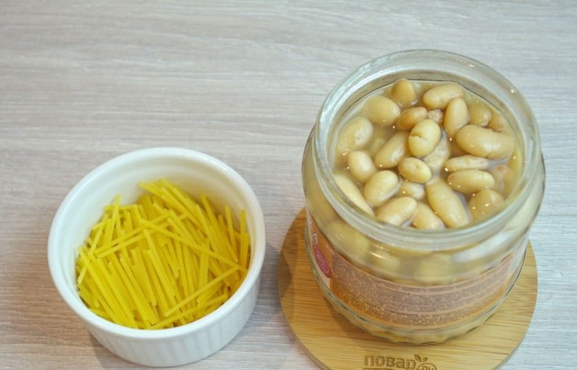 1. Этап. Суп с фасолью и лапшой: В кипящий овощной бульон добавьте фасоль из банки (вместе с соусом) и лапшу. Лапшу можно взять готовую, а можно сделать её самостоятельно.