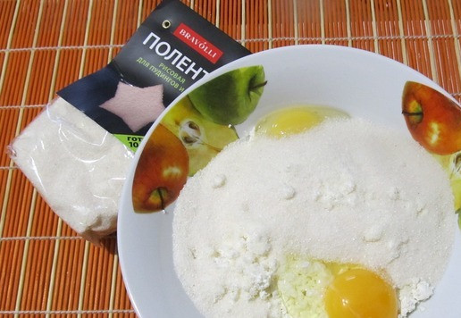 1. Этап. Творожный кекс с ягодами и полентой: К творогу добавить яйца, сахар, рисовую поленту и разрыхлитель. Тщательно перемешать и оставить на 1час.