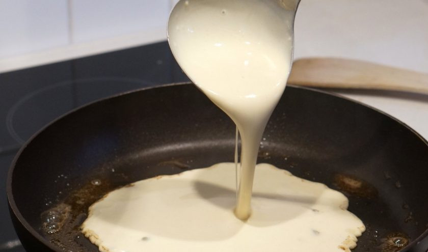 1. Этап. Тесто на блины на молоке: 6. Влейте небольшое количество теста и распределите его по всей поверхности.