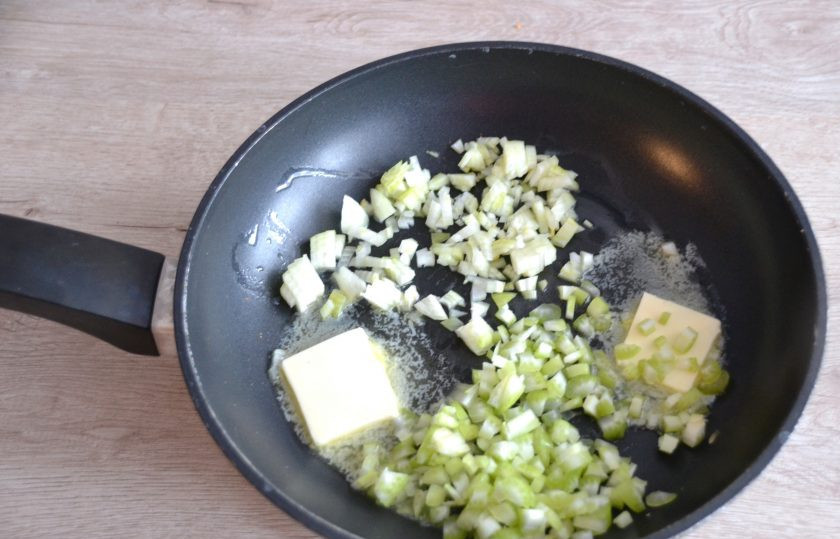 1. Этап. Зеленая гречка с грибами: Поставьте отваривать гречку до состояния 