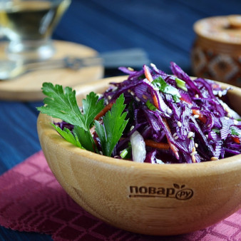 Очищающий салат из краснокочанной капусты