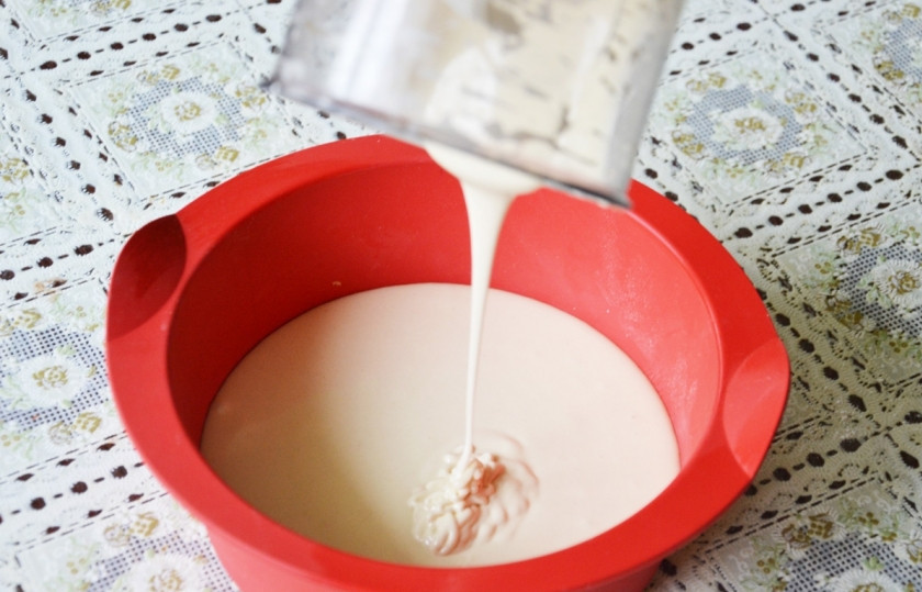 1. Этап. Простой бисквит: Выливаем смесь в форму, отправляем в духовку на 50 минут при 170-180 градусах. Готовность бисквита можно определить по цвету корочки: как только она станет темной, можете вынимать бисквит из духовки.