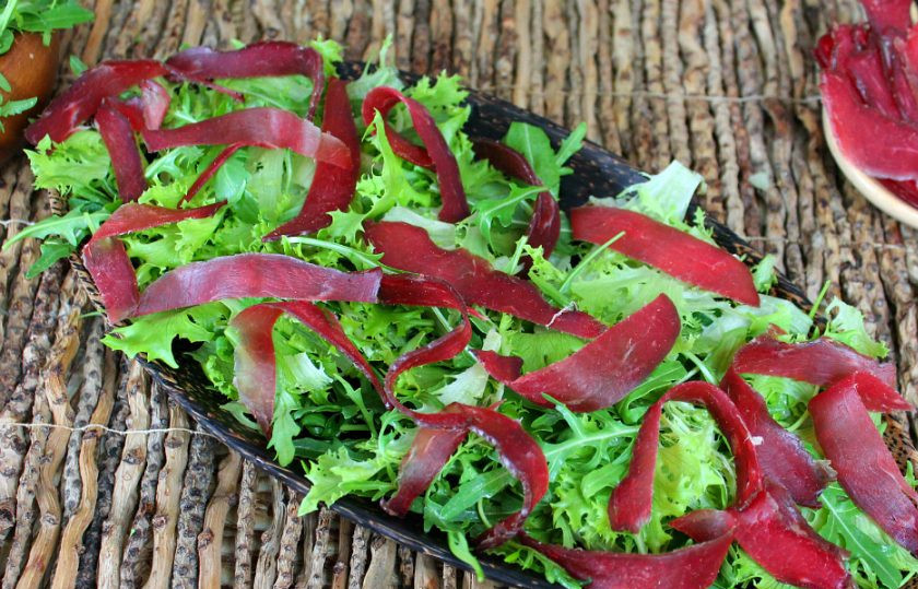 1. Этап. Салат с вяленым мясом: Добавляем тонко нарезанное вяленое мясо.