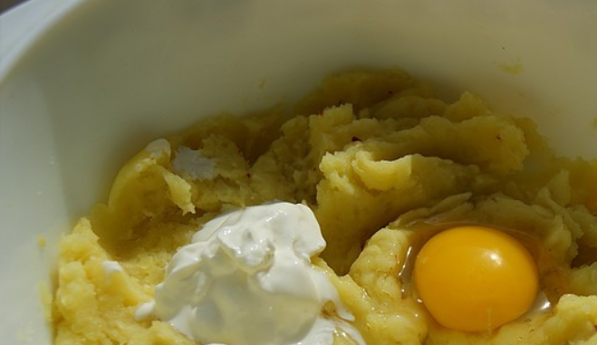 1. Этап. Картофельные лепешки: Добавьте яйцо, сметану, соль и перец.