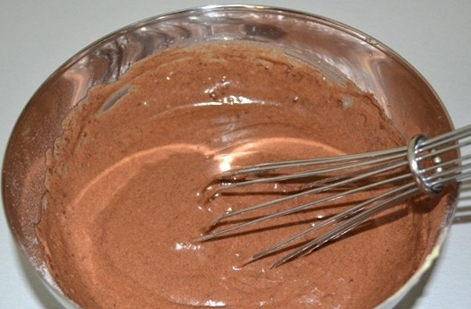 1. Этап. Пирог Зебра простой: Обе части теста перемешайте. Получится 2 вида – белое тесто и тесто с какао.