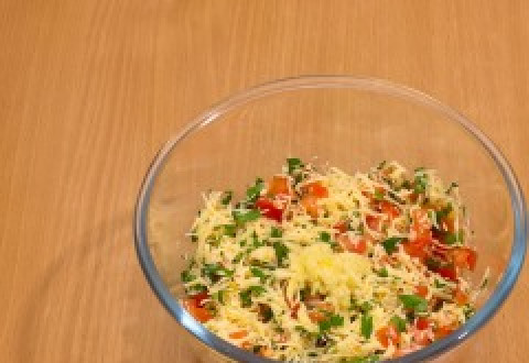 1. Этап. Салат в чипсах: 5. Все ингредиенты нужно тщательно перемешать. Чтобы избавиться от излишней жидкости, сок из помидор можно удалить. Для этого после нарезки нужно дать стечь соку и в салат отправить только мякоть.