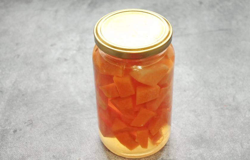 1. Этап. Самогон на тыкве: Влейте в банку самогон, плотно закройте и побултыхайте, чтобы мед растворился. Уберите в сухое, темное место на три недели. После этого самогон процедите, разлейте по бутылкам и дайте отстояться еще 3-4 дня.