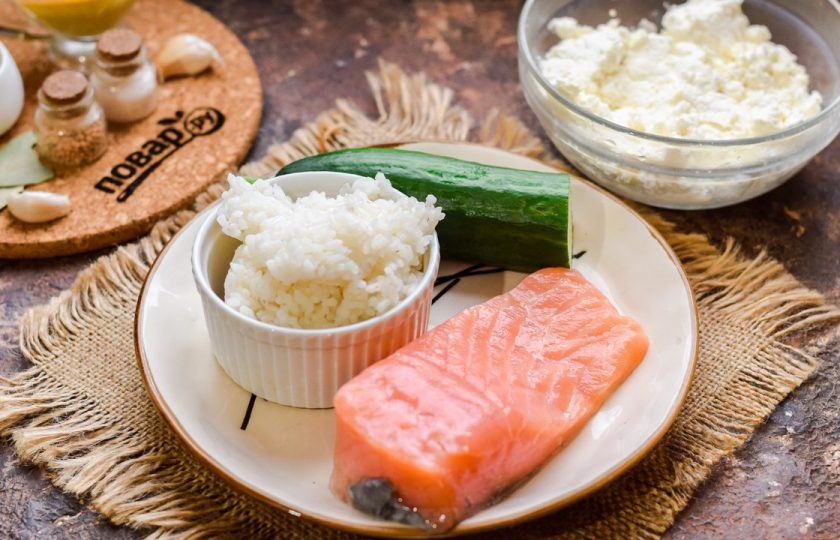 1. Этап. Слоеный салат с семгой и рисом: Подготовьте ингредиенты. Рис отварите заранее. На порцию сухого риса возьмите две порции воды. Сухого риса понадобится 80 грамм, воды — 160-170 мл.