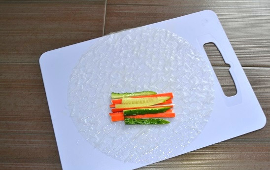 1. Этап. Спринг роллы с крабовыми палочками: 7. Добавьте огурец.