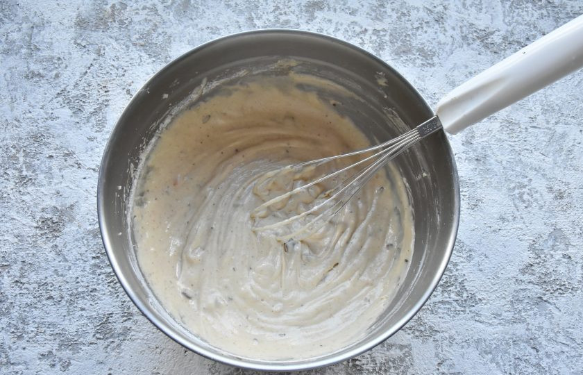 1. Этап. Кексовый кулич на Пасху: Тщательно вмешайте в тесто, что бы цукаты и шоколад равномерно распределились по всему объему теста.