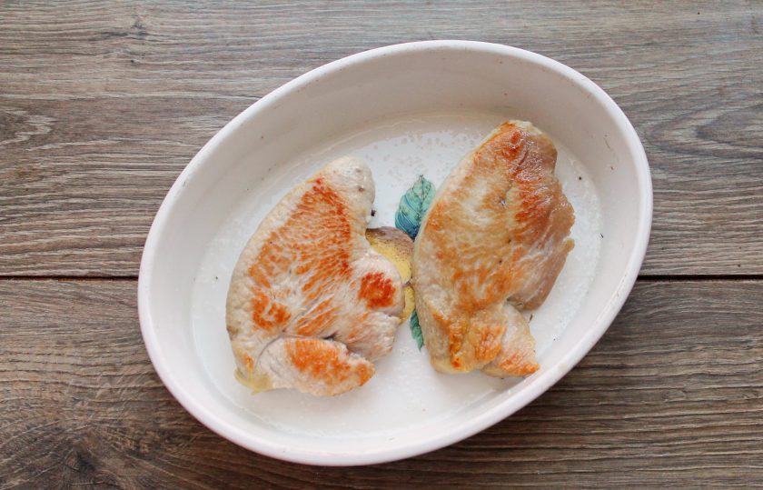 1. Этап. Эскалоп из индейки в духовке: Филе индейки сполосните и обсушите бумажным полотенцем. В сковороде разогрейте одну столовую ложку растительного масла и обжарьте эскалопы до золотистой корочки с двух сторон на сильном огне, примерно 2-3 минуты. Переложите индейку в смазанную маслом форму для запекания, посолите.