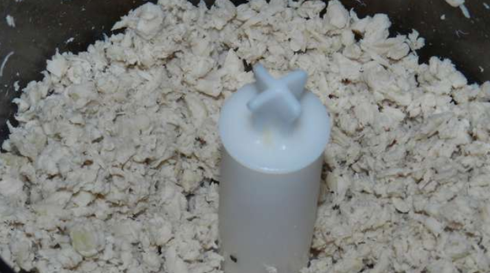 1. Этап. Тарталетки с курицей и сыром: Измельчите отварную куриную грудку.