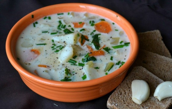 1. Этап. Картофельный суп с молоком: 9. Перед тем как снять с огня, в готовый суп положите нарезанную зелень, налейте его в глубокую тарелку и подавайте к столу. Теперь, когда вы знаете, как приготовить картофельный суп с молоком, порадуйте своих близких, сварив его на обед. Приятного аппетита!