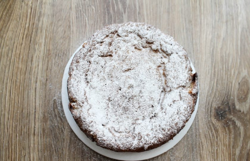 1. Этап. Овсяно-морковный пирог: Достаньте пирог и полностью его остудите. Посыпьте верх пирога сахарной пудрой и подавайте к столу.