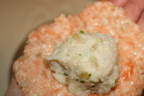 1. Этап. Зразы из хека: Сформируем зразы. Из красного фарша делаем лепешки, в центр кладем часть белого фарша.