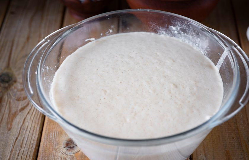 1. Этап. Булочки с грецкими орехами и корицей: Через полчаса опара заметно увеличилась в своем объеме.