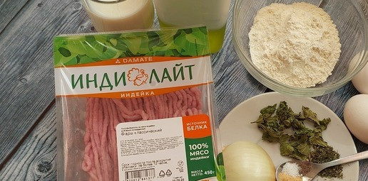 1. Этап. Закусочные маффины с фаршем индейки: Ингредиенты. Их немного. Сушеные приправы и специи можно добавлять на свой вкус. Фарш я использовала ТМ Индилайт 